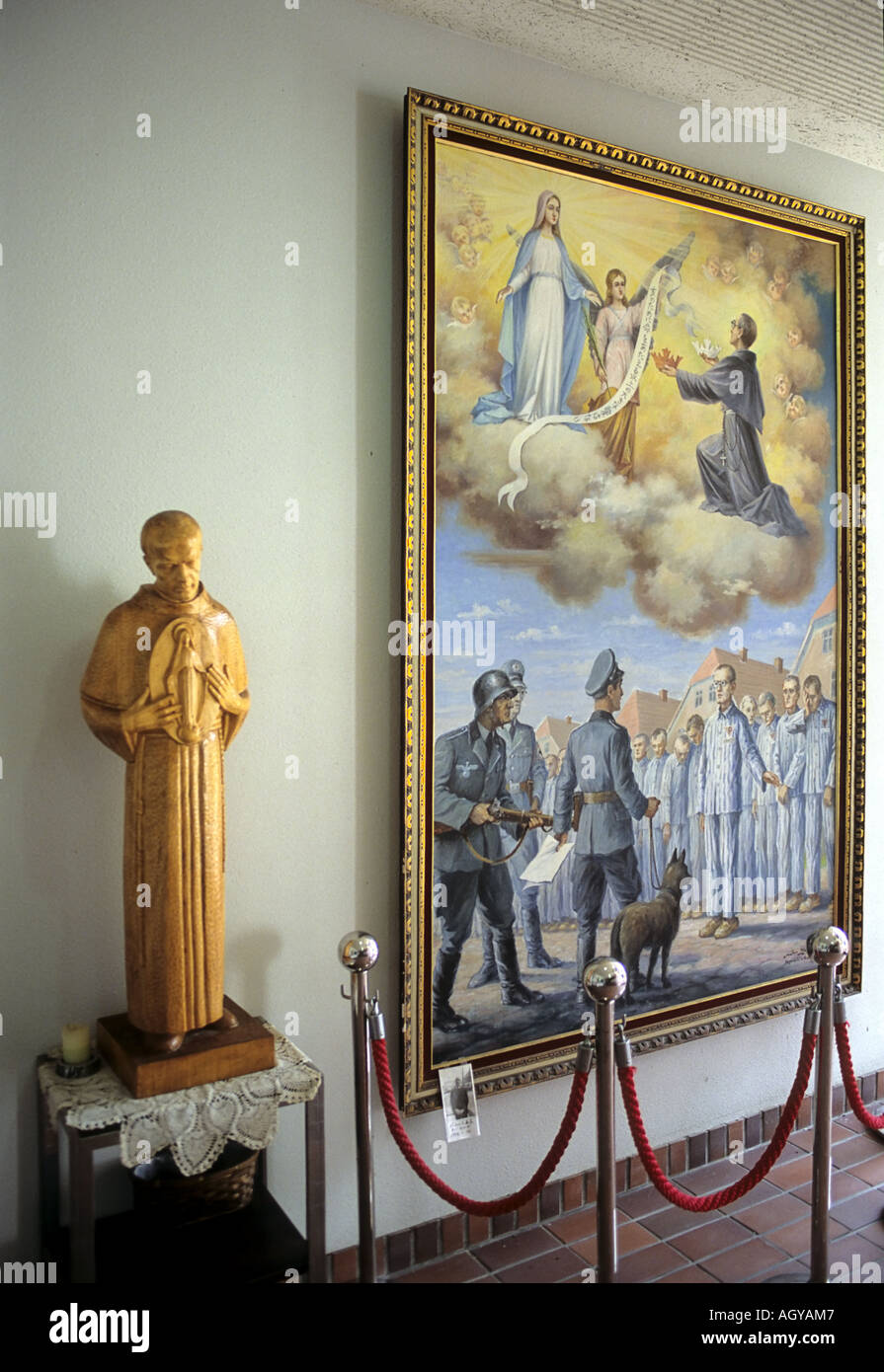 Statua e dipinto raffigurante san Massimiliano Kolbe martire - Chiesa cattolica dell Immacolata fondata dal Santo in Nagasaki Foto Stock