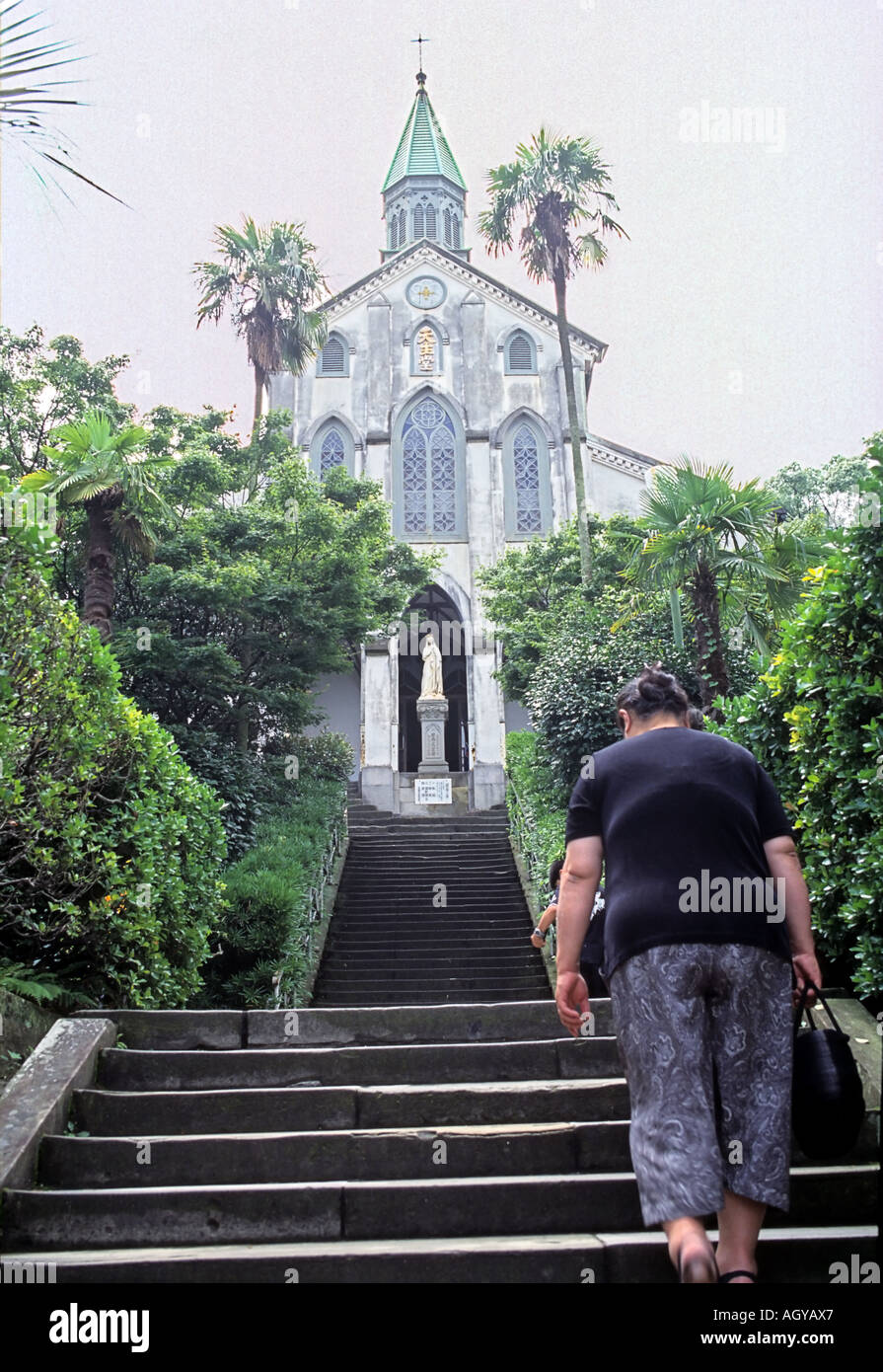 Donna andando a Oura Tenshu fare la prima chiesa cattolica del Giappone Nagasaki Giappone Foto Stock