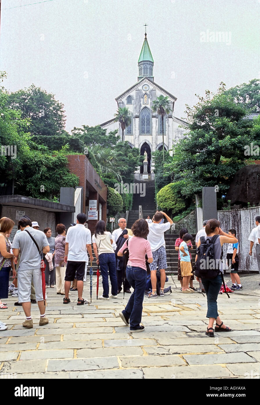 Turista nella parte anteriore di Oura Tenshu fare la prima chiesa cattolica del Giappone statua del th Vergine Maria Nagasaki Giappone Foto Stock