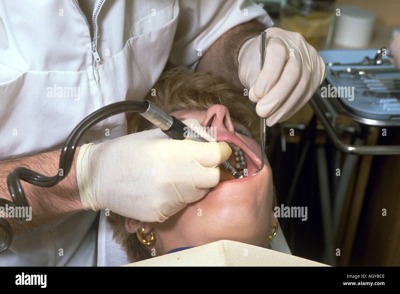 Dentista maschio non dentale procedura medica sulla bocca di femmine per la riparazione di denti Foto Stock