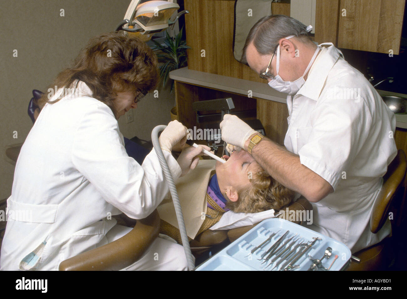 Dentista maschio non dentale procedura medica sulla bocca di femmine per la riparazione di denti Foto Stock