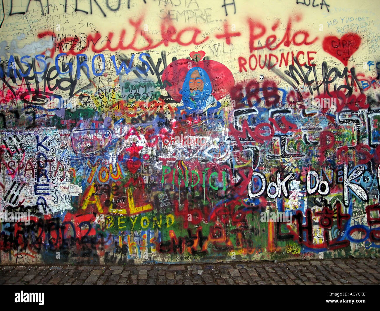 John Lennon s sulla parete Velkoprevorske nam in Prague CZ Foto Stock