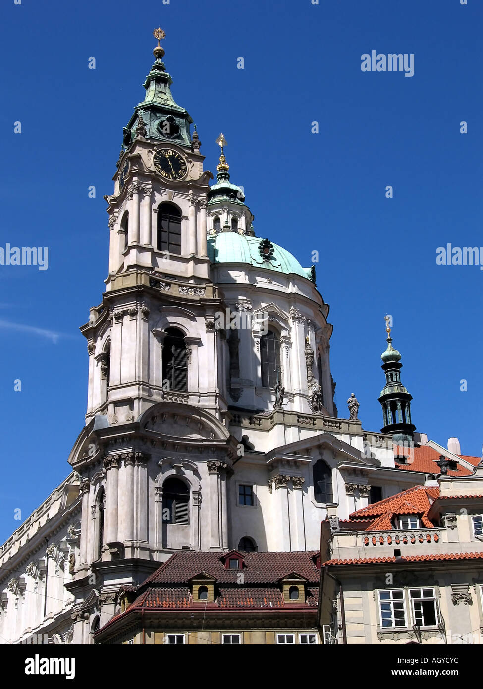 La chiesa di San Nicola sv Mikulas Kostel Mala Strana Prague CZ Foto Stock