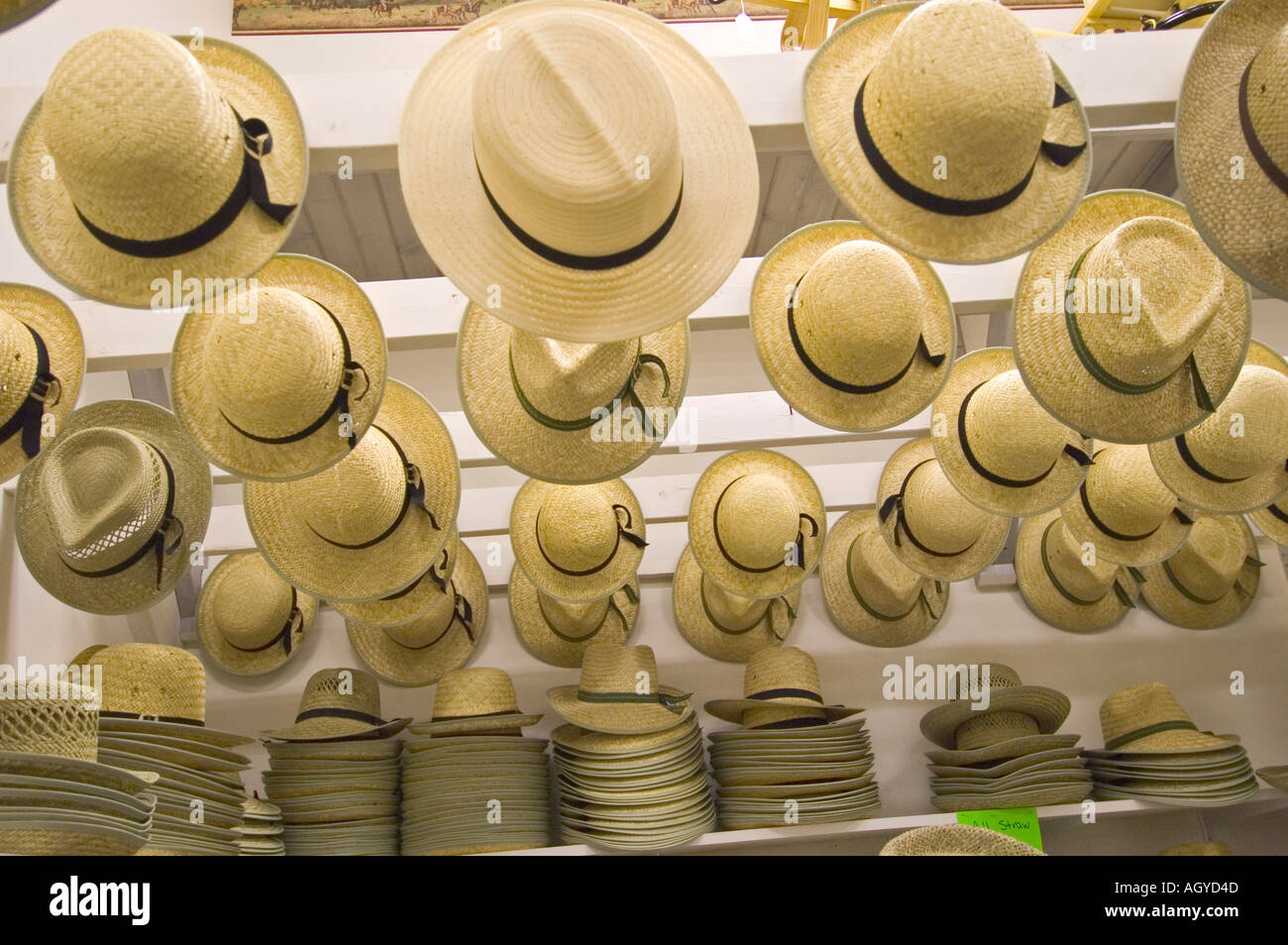 Vita Amish in Millersburg e Sugar Creek Isoloni County Ohio Modello di fatto a mano di cappelli di paglia Foto Stock