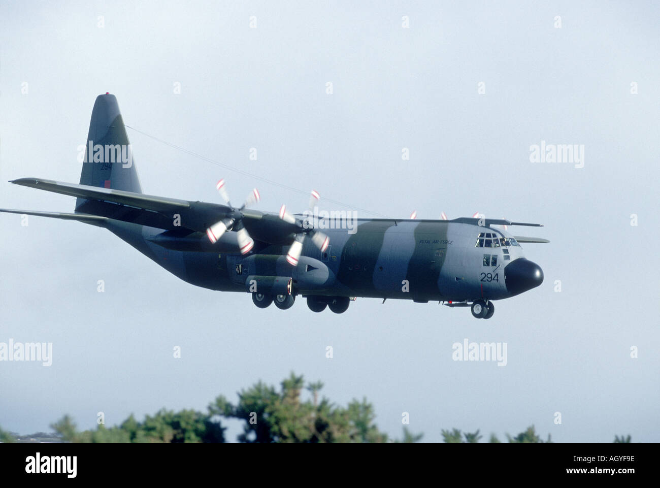 Lockheed Hercules in arrivo a terra alla RAF Lynham. GAV 2022-60 Foto Stock