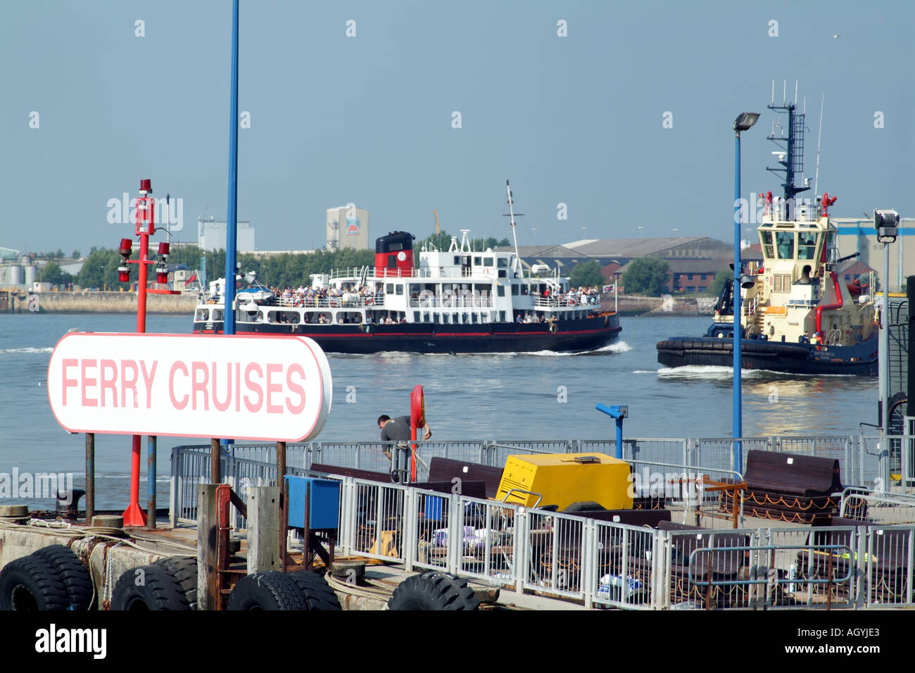 Mersey Ferry Royal Iris si diparte Pier Head Liverpool England Regno Unito Foto Stock