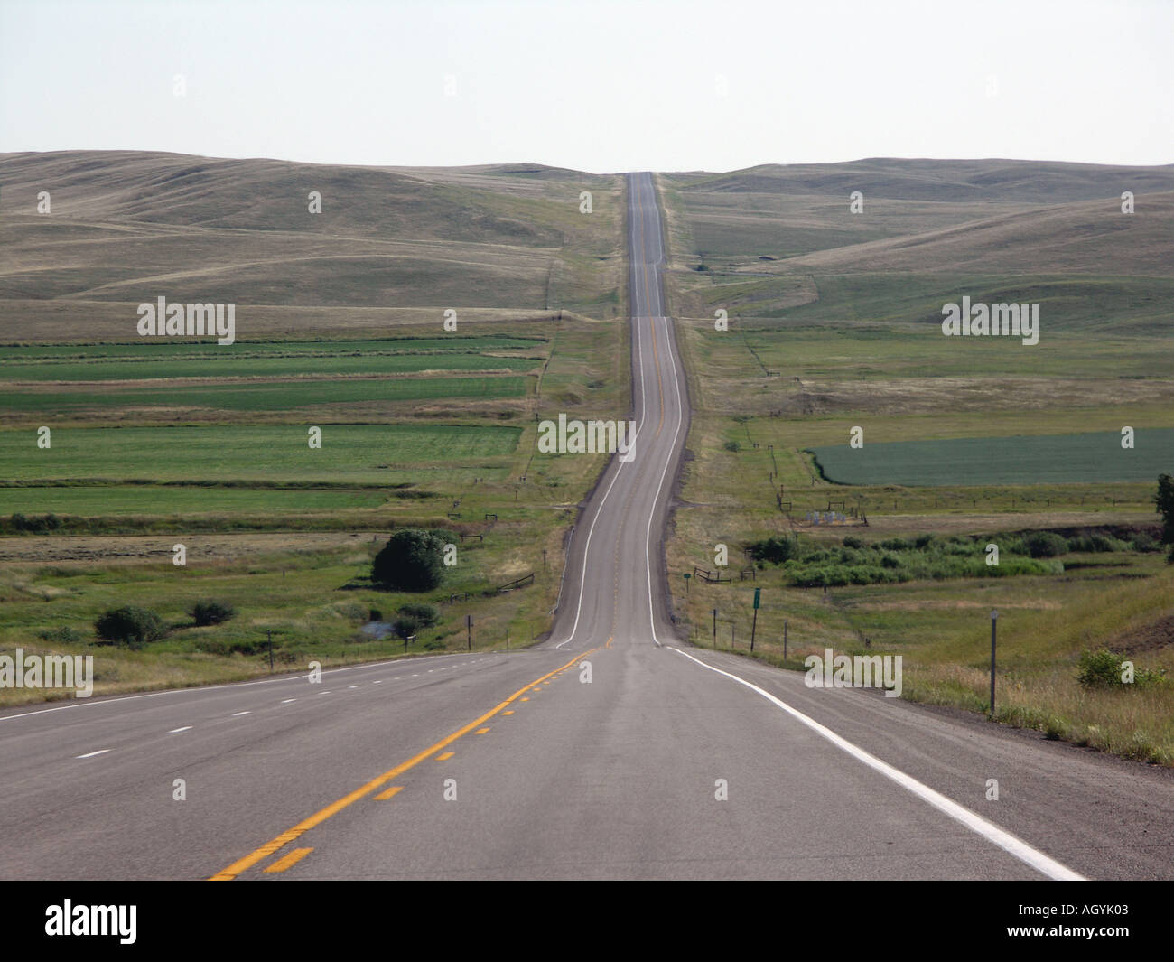 Lunga strada vuota West Americano Foto Stock