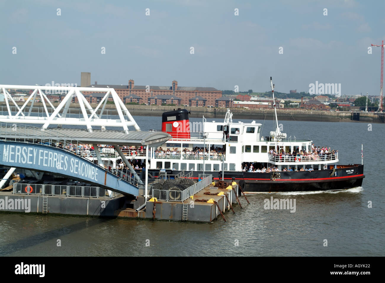 Mersey Ferry Royal iris sul terminale Seacombe Wallasey Wirral Merseyside England Regno Unito Foto Stock