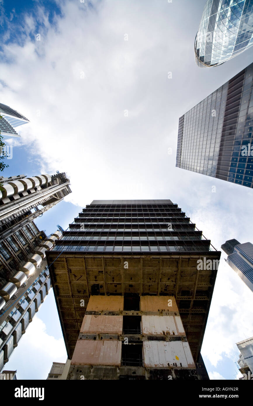 122 Leadenhall Street City di Londra sotto la demolizione estate 2007 circondato da altri edifici per uffici Foto Stock
