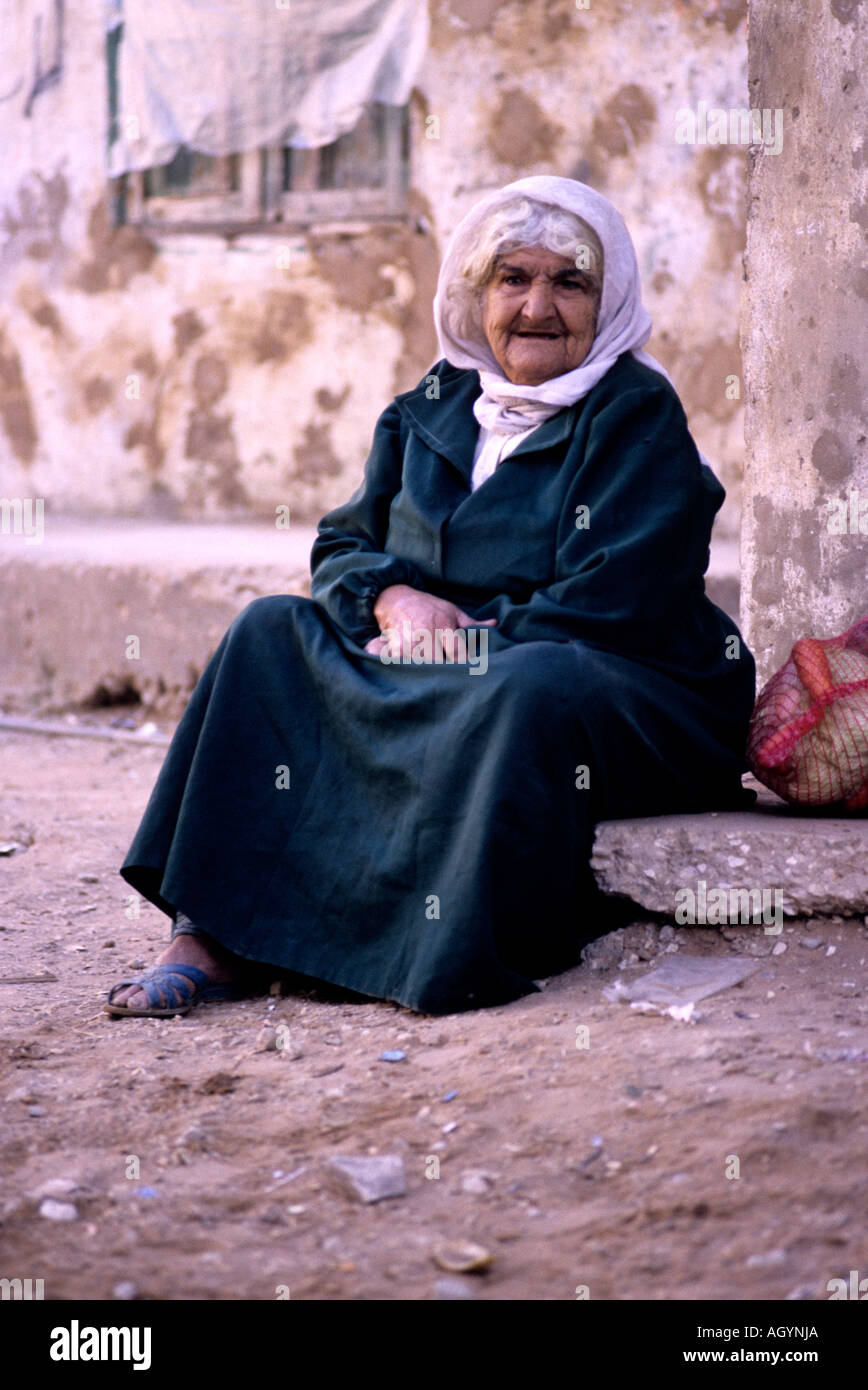 Anziana donna palestinese in Chatila camp Beirut Libano Foto Stock