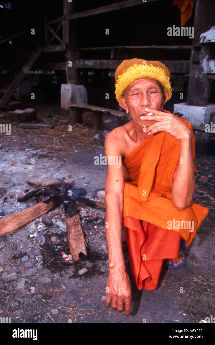 Monaco buddista di fumare a Luang Prabang, Laos Foto Stock