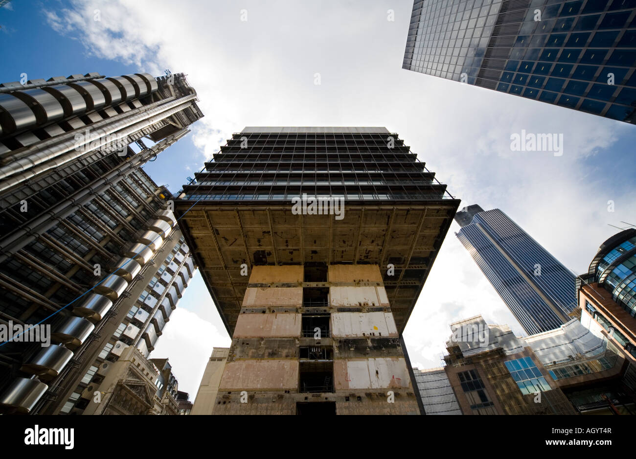 122 Leadenhall Street City di Londra sotto la demolizione estate 2007 circondato da altri edifici per uffici Foto Stock