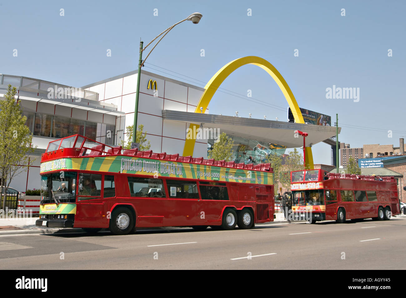 Scena di strada Chicago Illinois ristorante McDonalds Ontario Street sostituito il Rock'n'Roll McDonalds degli anni cinquanta retrò Foto Stock
