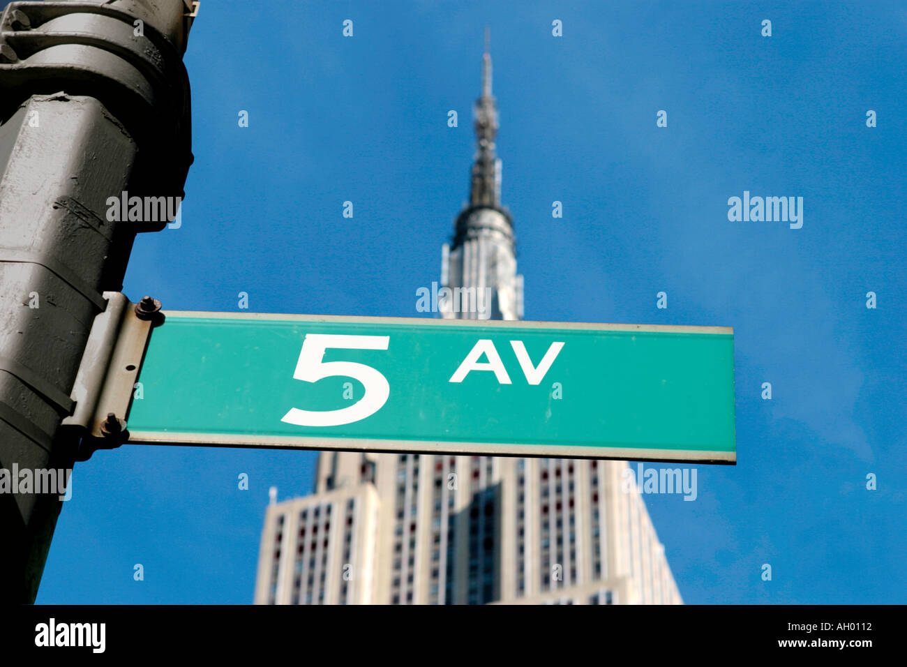 Fifth Avenue un cartello stradale con l'Empire State Building dietro, Manhattan NYC, New York City, NY, STATI UNITI D'AMERICA Foto Stock