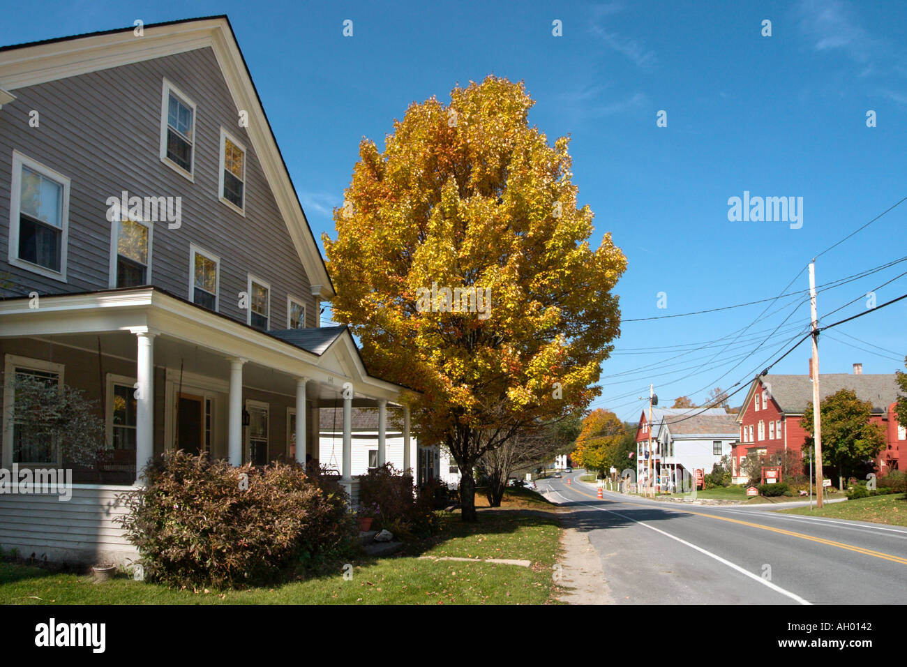 Strada principale di Weston sull'autostrada 100 in autunno, montagne verdi, Vermont, USA Foto Stock