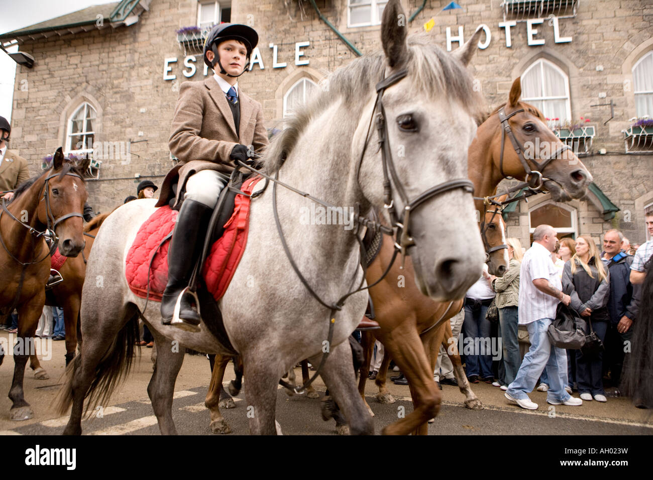 Tradizionale evento annuale di cavalcare i confini della terra comune Langholm comuni di cavalli e cavalieri a High Street Regno Unito Foto Stock