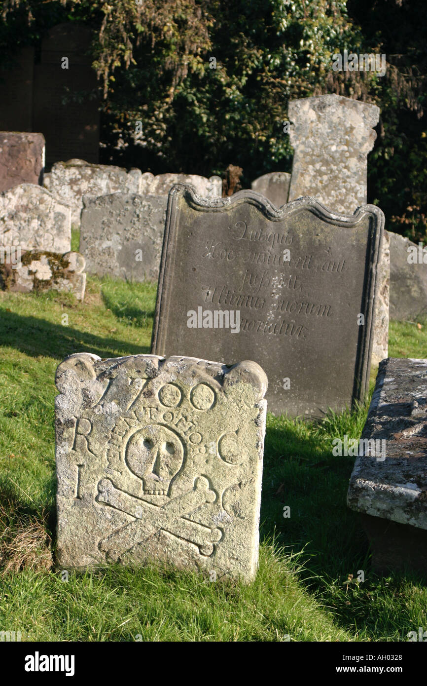 Cranio e crossbones su una pietra tombale nella pittoresca LOGIE Auld Kirk ,Blairlogie , Scozia,è un molto visitata attrazione turistica Foto Stock