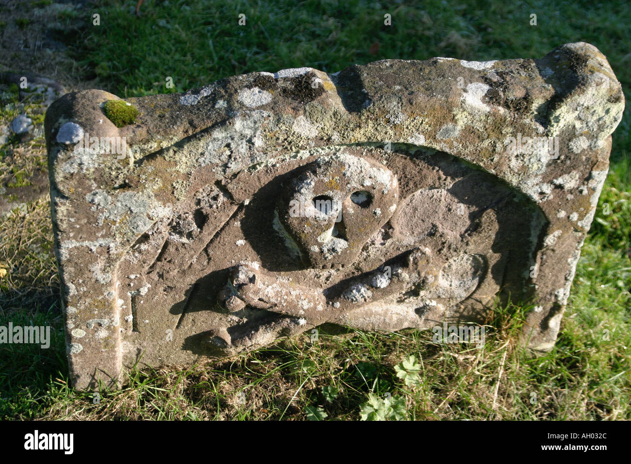 Cranio e Cossbones in Logie Auld Kirk cimitero 1684 Blairlogie,Scozia Scotland Foto Stock