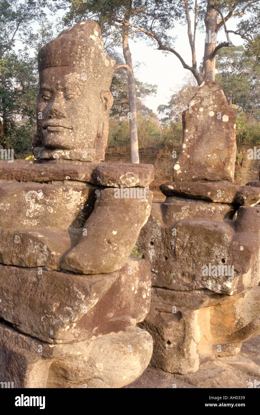 Angkor Wat complessa, xii secolo testa di pietra e la posizione in cui uno è stato rubato sulla strada rialzata che conduce a Angkor Thom, Foto Stock