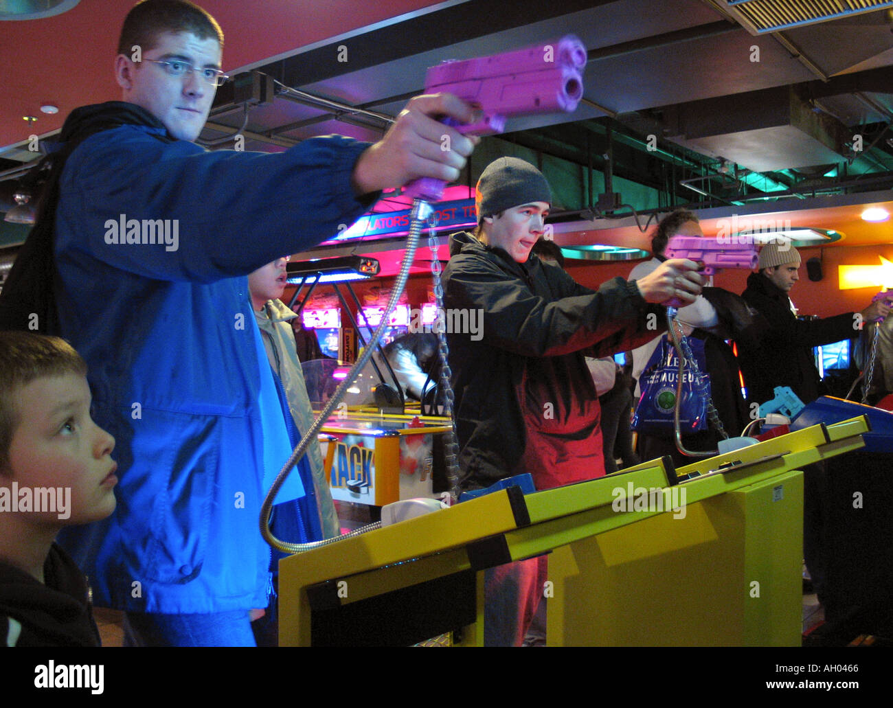 Gli uomini la riproduzione sullo schermo video games Trocadero di Londra Foto Stock