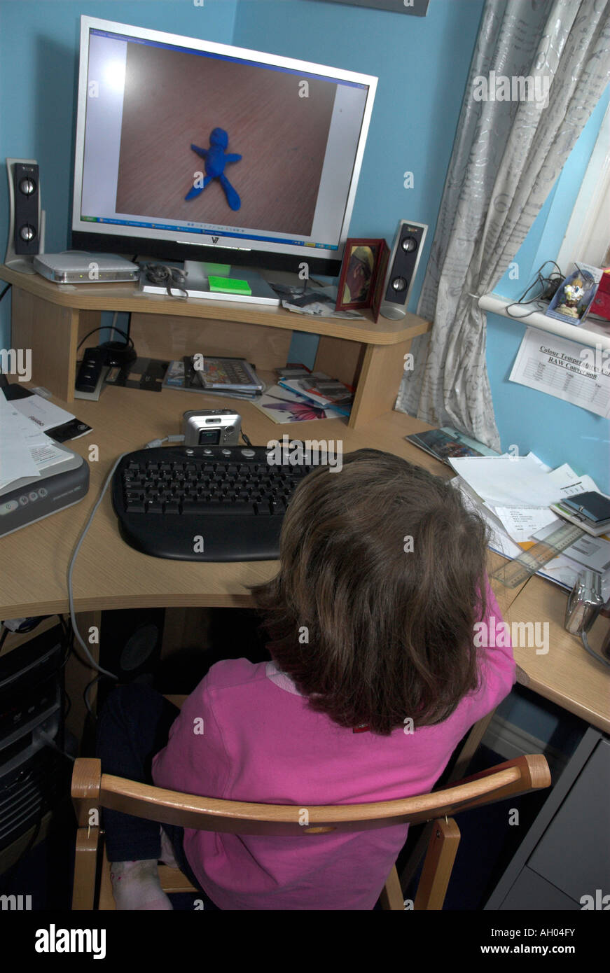 Bambina di cinque anni utilizzando un computer Foto Stock