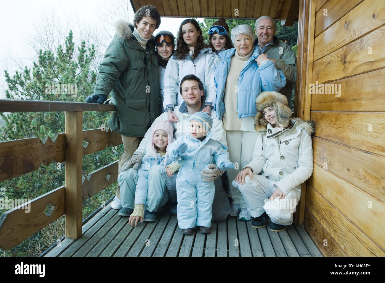 Mescolò età gruppo permanente sulla coperta in inverno abiti, ritratto di gruppo a piena lunghezza Foto Stock
