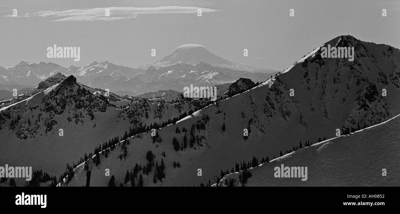 Le Cascade Mountains gamma con Mt Adams in distanza Foto Stock