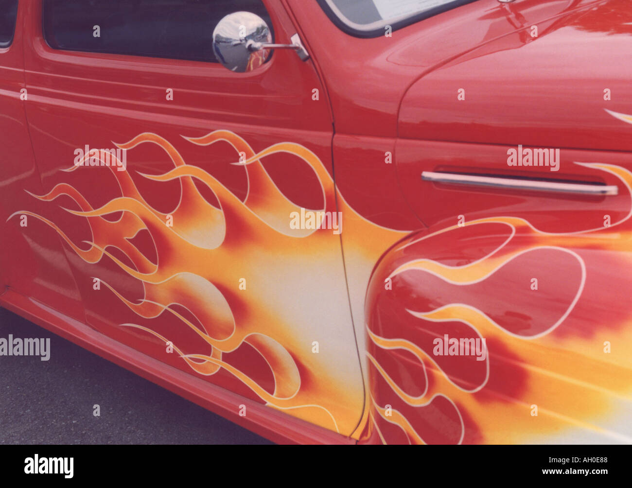 1947 Chevy Coupe con grafica di fiamma sul pannello laterale. Foto Stock