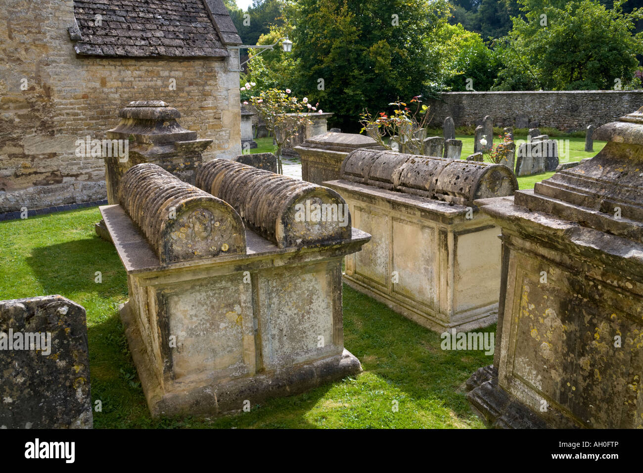 Canna top tombe nel cimitero di St Marys chiesa nel villaggio Costwold di Bibury, Gloucestershire Foto Stock