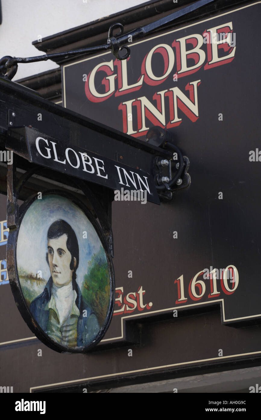 Dumfries firmare all'esterno del globo Inn Foto Stock