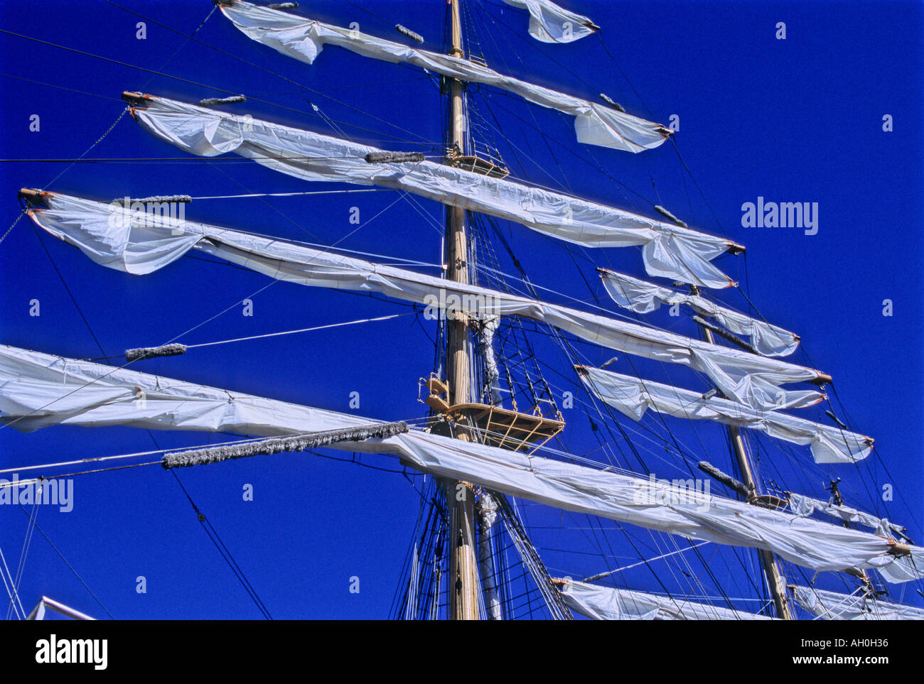 Vele arrotolata di '3 masted' completamente truccate '356 feet" russo "formazione" nave Pallada in 'Sun' Francisco California USA Foto Stock