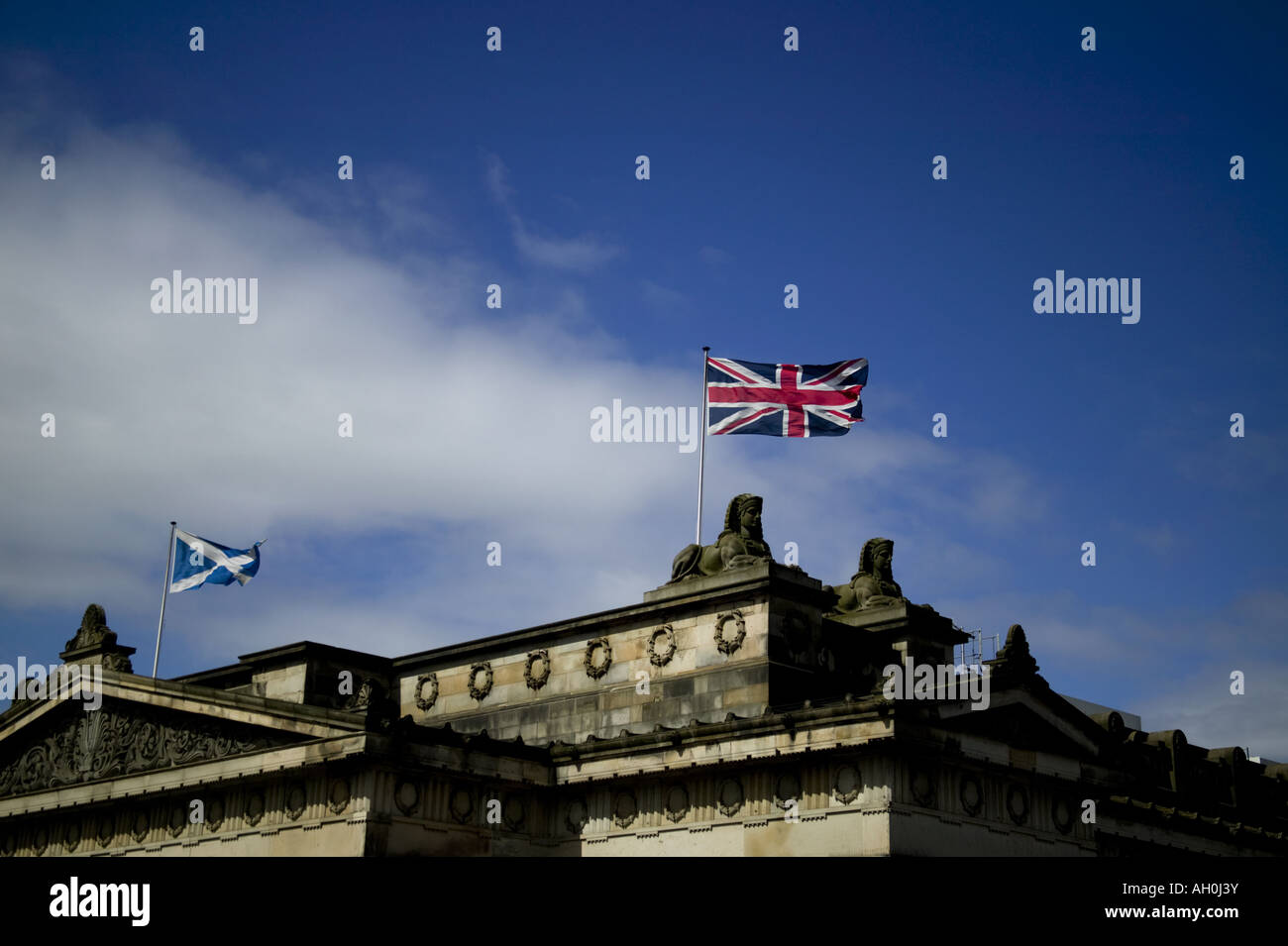 Si intraversa e Unione bandiere svolazzanti nella brezza, il tumulo, Edimburgo, Regno Unito, Scozia, Europa Foto Stock