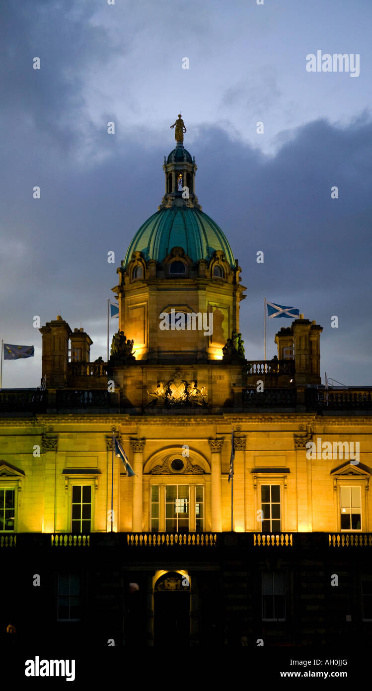 Illuminata Lloyds Banking Group Bank of Scotland (ex Hbos) sede, il tumulo, Edimburgo, Scozia, Regno Unito, Europa Foto Stock