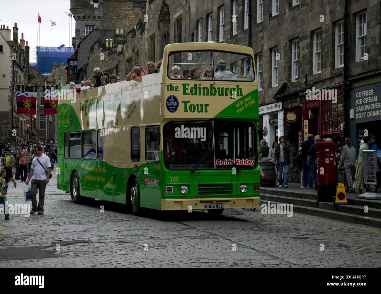 Verde e crema tour bus viaggiano verso il basso LAWNMARKET, Edimburgo, Scozia, Regno Unito, Europa Foto Stock