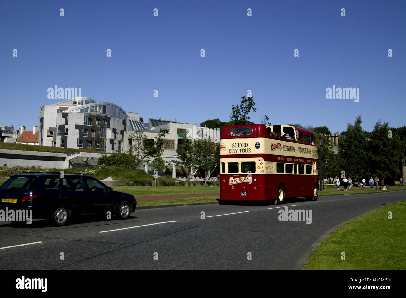 Tour bus passando edificio del parlamento scozzese, Holyrood, Edimburgo, Scozia, Regno Unito, Europa Foto Stock