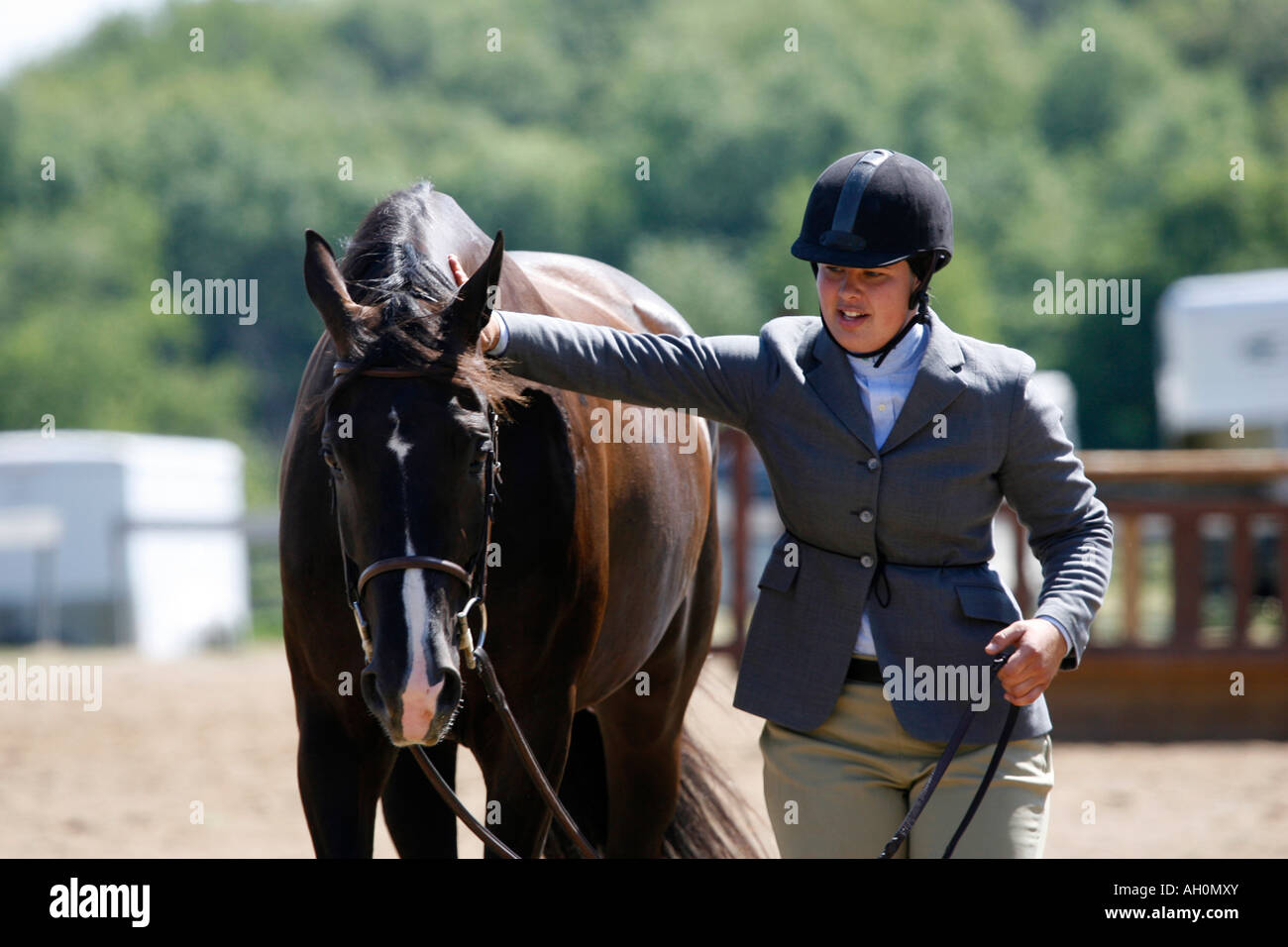 Ragazza camminare con il suo cavallo in occasione di una mostra Foto Stock