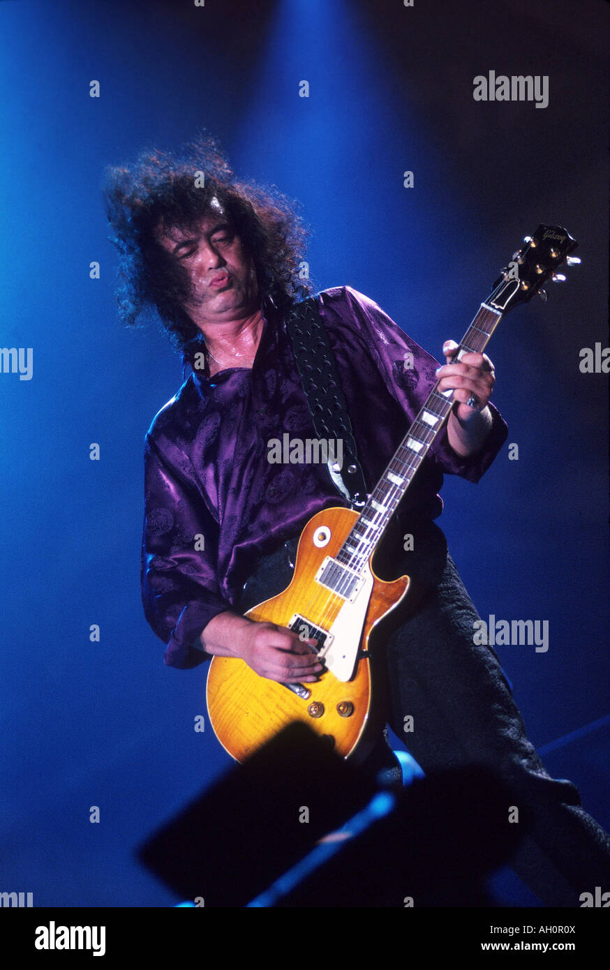 JIMMY PAGE - UK chitarrista con la sua chitarra Les Paul Foto stock - Alamy
