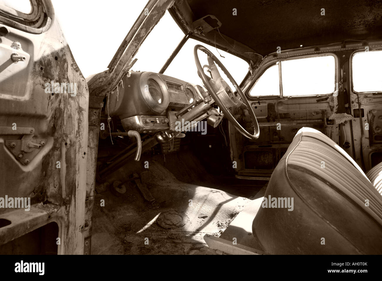 Interno di un vecchio fatiscente su una macchina molto luminosa giornata di sole route 66 Arizona Foto Stock