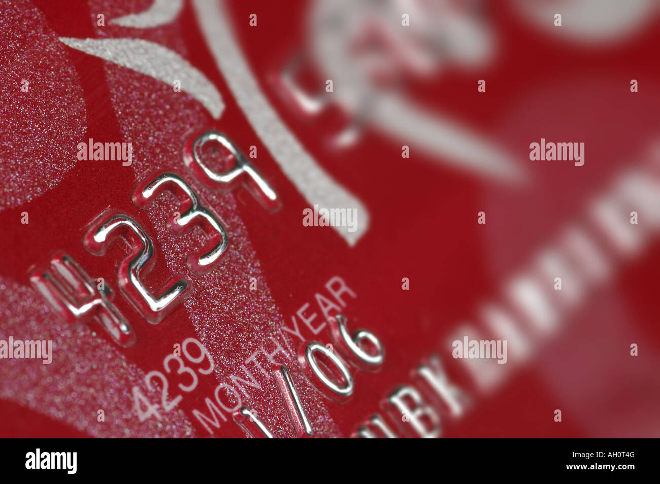 Close up di cifre su una carta di credito. Texture visibile della carta. Foto Stock