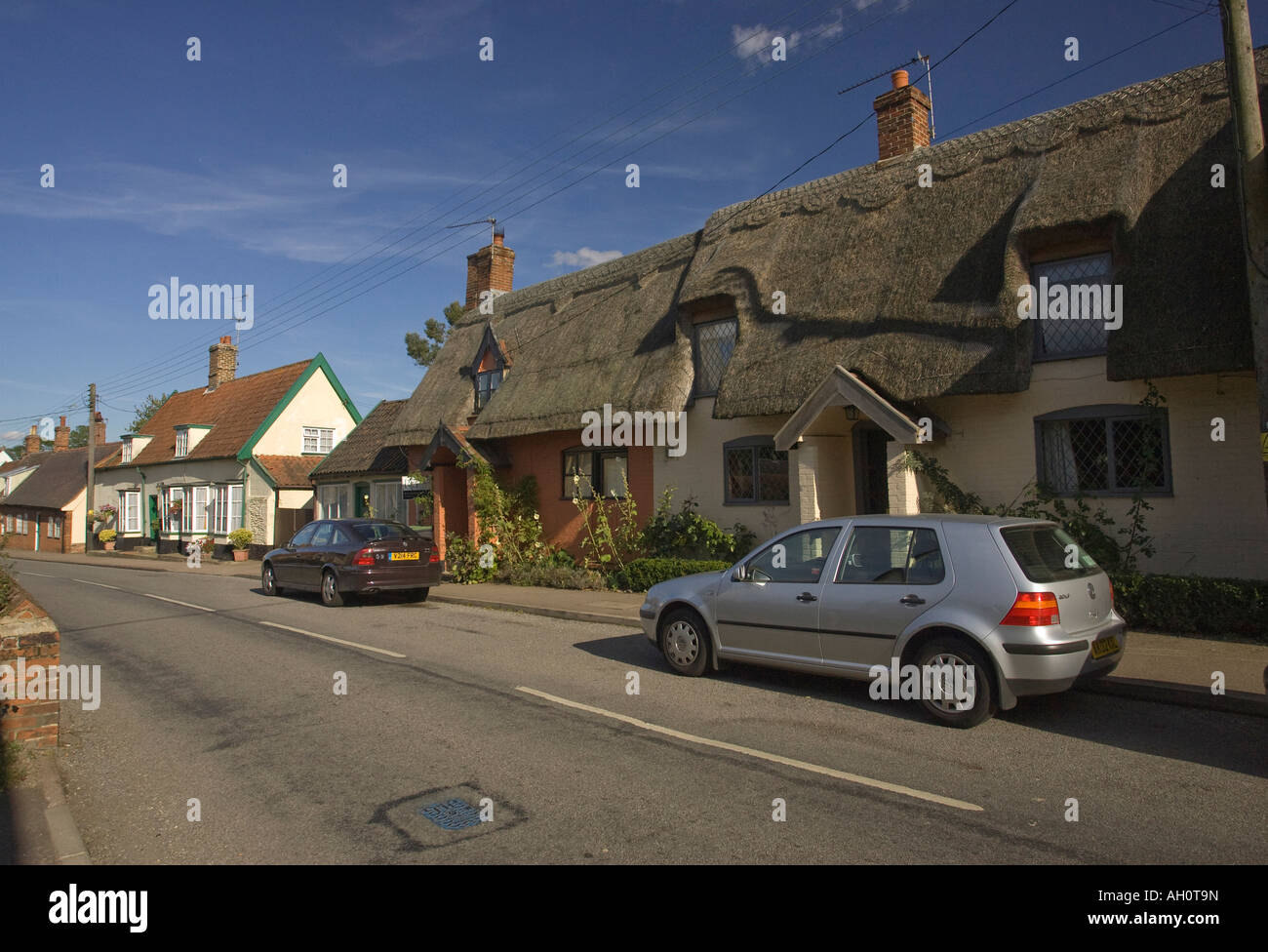 Cottages dal tetto di paglia in strada Badwell Ash, Suffolk, Regno Unito Foto Stock Cottages dal tetto di paglia in strada Badwell Ash, Suffolk, Regno Unito Foto Stock