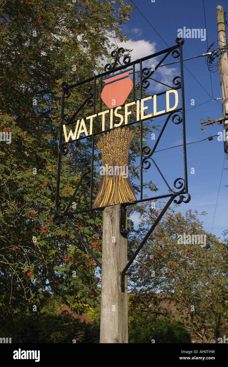 Villaggio Wattisfield segno nel Suffolk, Regno Unito Foto Stock Villaggio Wattisfield segno nel Suffolk, Regno Unito Foto Stock
