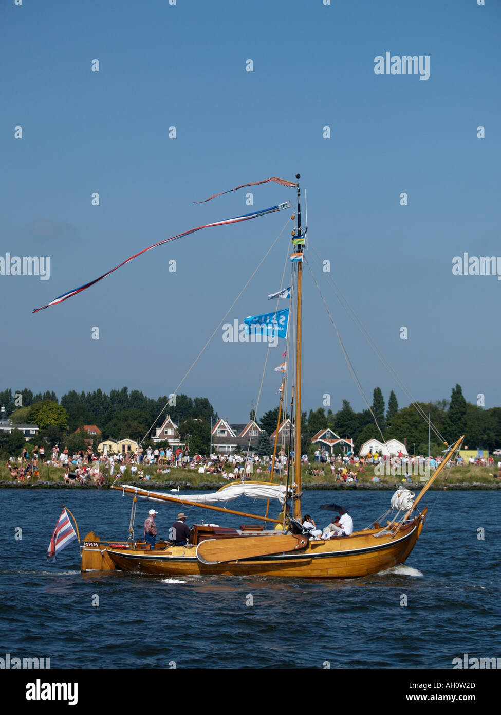 Tipico stile olandese antico fondo piatto vela barca da pesca questo è un tipo di botter Amsterdam Paesi Bassi Foto Stock