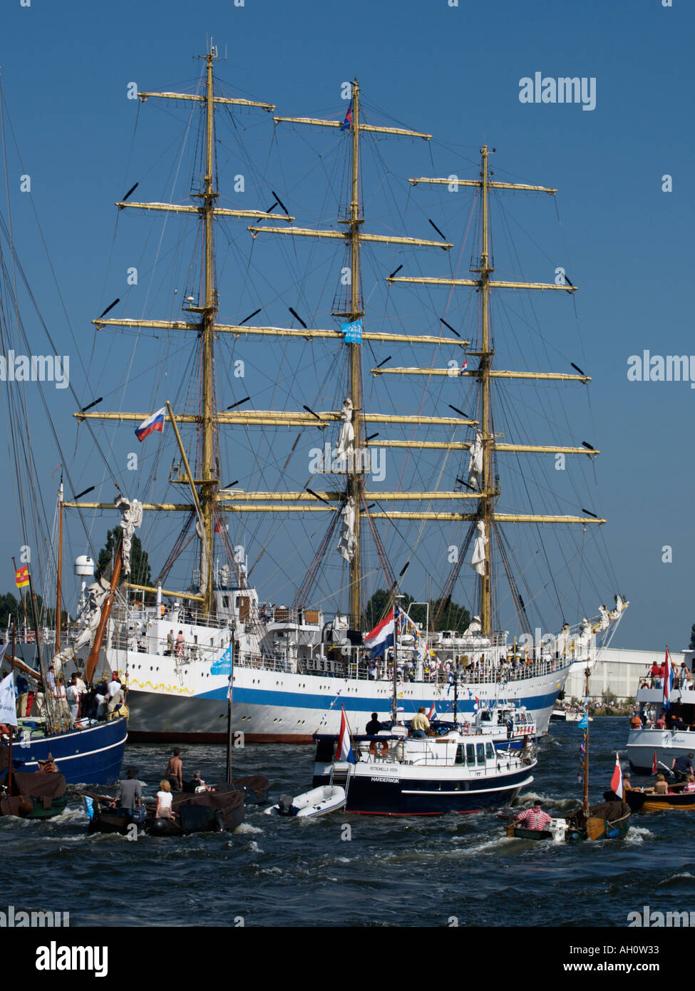 Il russo tall ship Mir a vela Amsterdam evento 2005 con molti piccoli spettatore s barche Foto Stock