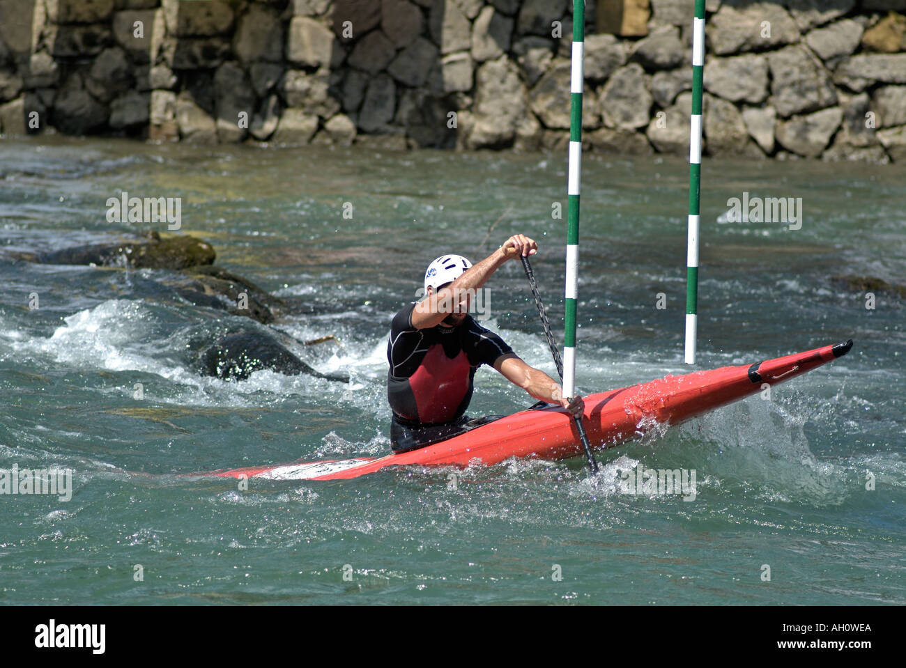 Kayak intorno a un corso di Slalom durante una competizione sul fiume Vrbas Bosnia Erzegovina Foto Stock