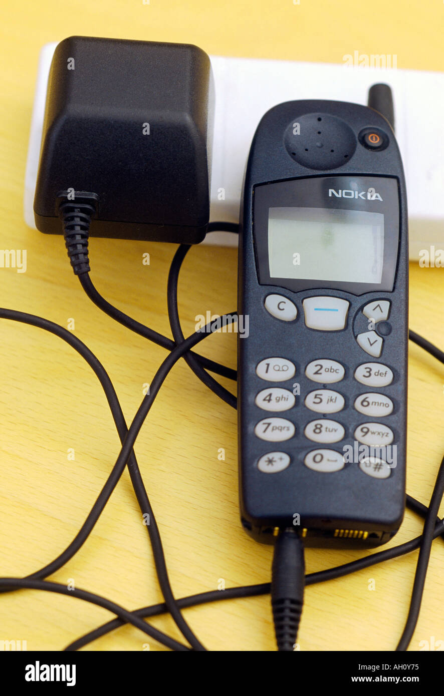 Telefono mobile di essere caricata Foto Stock