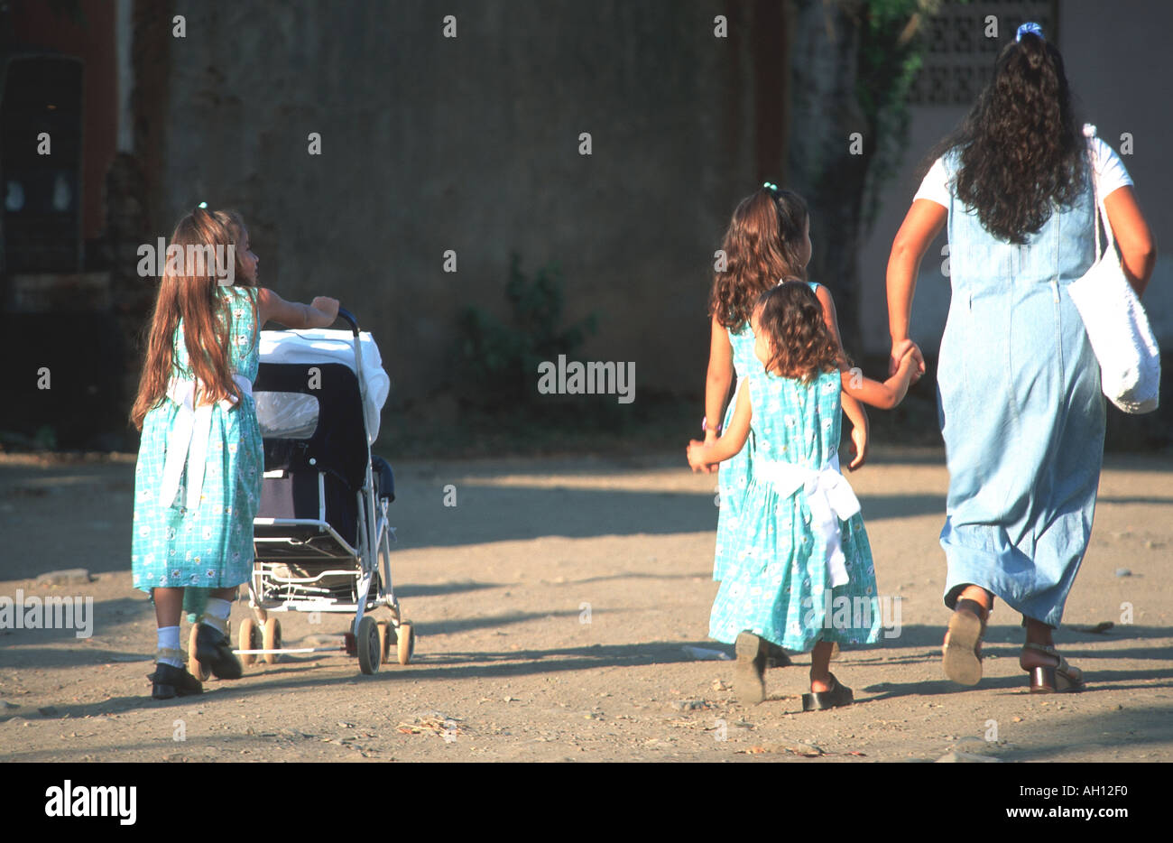 La madre con le sue tre figlie e baby vestiti simili Foto Stock