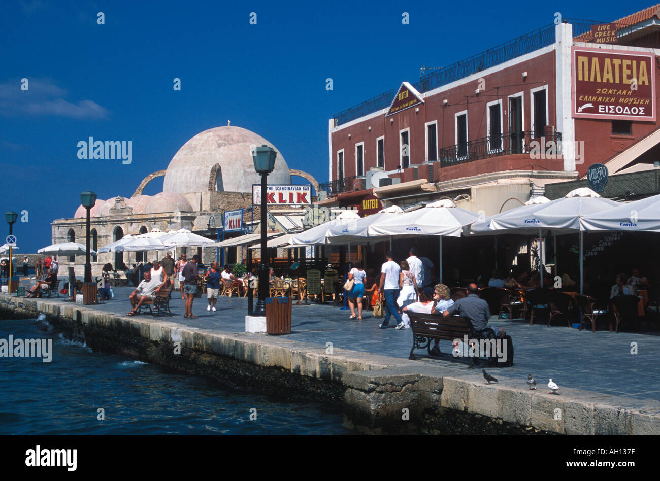 Taverne sul lungomare e la Moschea di Chania Creta Grecia Foto Stock