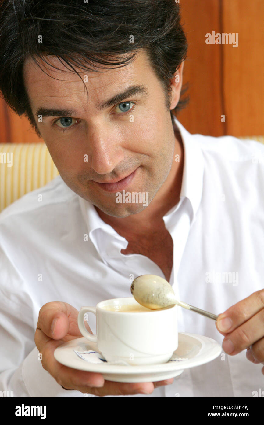 Uomo di bere il caffè in un ristorante Foto Stock