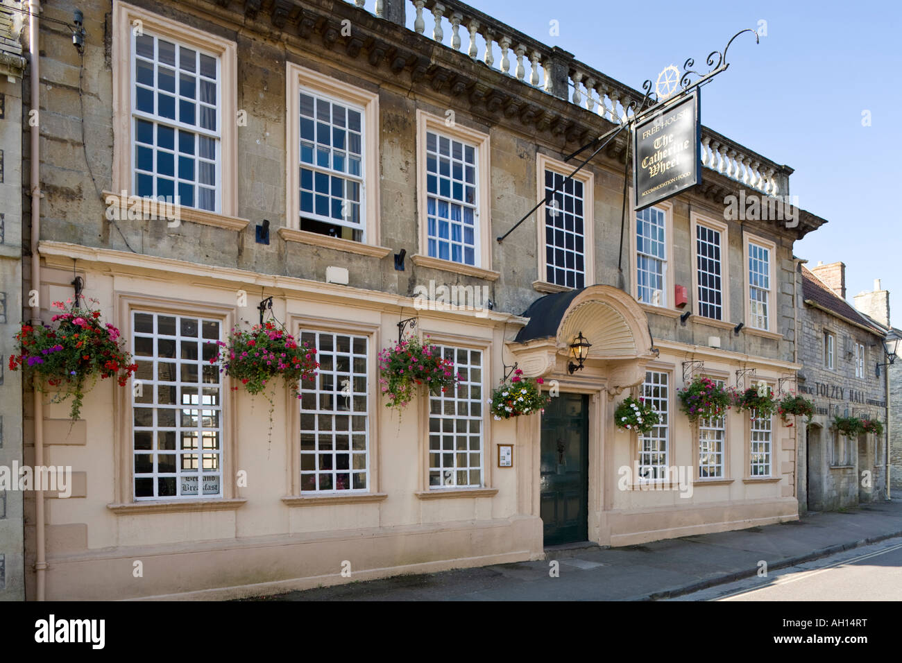 La facciata georgiana del Catherine pub ruota in High Street nel villaggio Costwold di Marshfield, South Gloucestershire Foto Stock