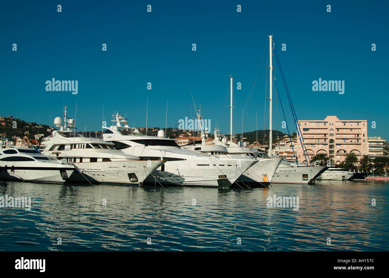 Super Yacht ormeggiati a Golfe Juan Marina Cote d Azur Francia Foto Stock